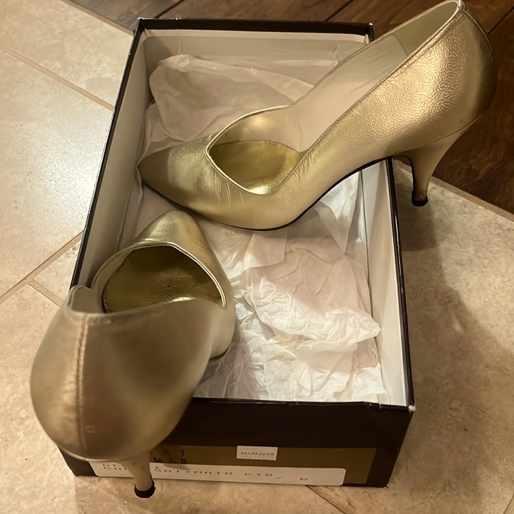 Gold pumps
